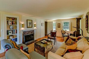 Smart TV, fireplace, DVD player, books - Antique charm, modern amenities, lake and mountain views (Gilford)