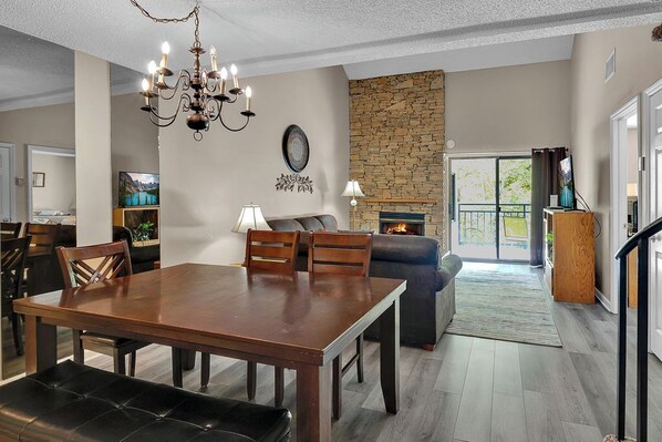Dining - three bedroom condo with loft, sleeps 11 (Gatlinburg)