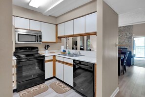 Fridge, microwave, oven, stovetop - three bedroom condo with loft, sleeps 11 (Gatlinburg)