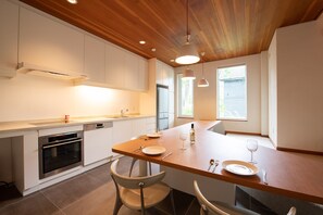 Quarto, 4 quartos | Cozinha privada | Geladeira, micro-ondas, fogão, cooktop