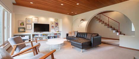 4-Bedroom House | Living area | Flat-screen TV, Netflix, iPod dock