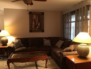 Smart-TV, Bücher, Stereoanlage, Computerbildschirme