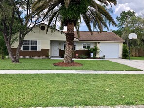 Exterior - One Shell 🐚 of a house/ private heated swimming pool/WIFI (North Port)