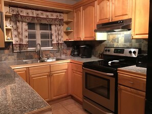 Fridge, microwave, oven, stovetop - One Shell 🐚 of a house/ private heated swimming pool/WIFI (North Port)