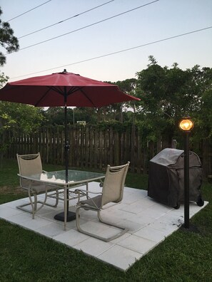 Outdoor dining - One Shell 🐚 of a house/ private heated swimming pool/WIFI (North Port)