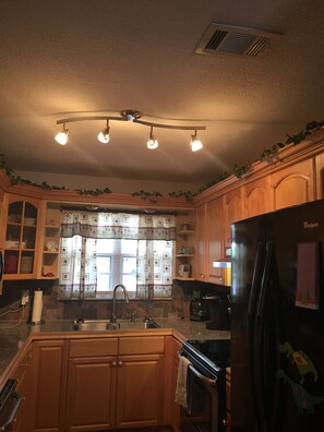 Fridge, microwave, oven, stovetop - One Shell 🐚 of a house/ private heated swimming pool/WIFI (North Port)