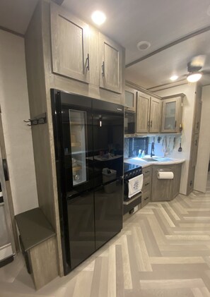 Frigorifero, microonde, macchina per tè/caffè, tostapane