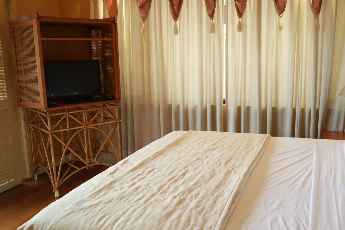 Daunenbettdecken, Betten mit Memory-Foam-Matratzen, Zimmersafe