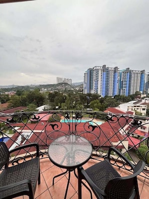 Condo panorámico, 3 habitaciones, vista a la ciudad | Terraza o patio
