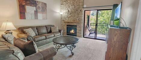 Fernseher, Kamin, DVD-Player