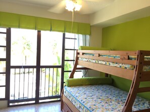 3 habitaciones, tabla de planchar con plancha y cuna de viaje 