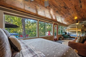 3 bedrooms, iron/ironing board, travel crib, free WiFi