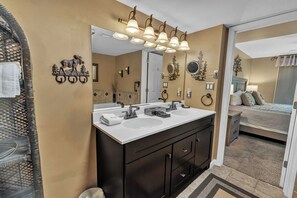 3 bedrooms, iron/ironing board, Internet, bed sheets