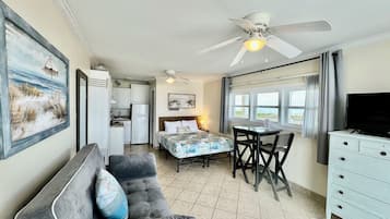 Een strijkplank/strijkijzer, wifi, beddengoed