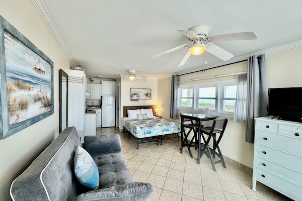 300 sqft studio with Panoramlc Ocean & Pool Views!!