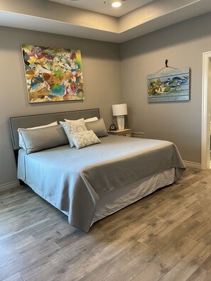 5 dormitorios, tabla de planchar con plancha, cuna de viaje