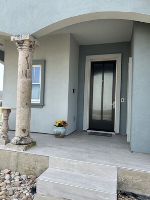 Exterior detail - Huge, Upscale, Relaxing 5 rm Family & Pet Friendly Beach Home Terrace Hot Tub (Port Aransas)