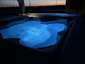 Outdoor spa tub - Huge, Upscale, Relaxing 5 rm Family & Pet Friendly Beach Home Terrace Hot Tub (Port Aransas)