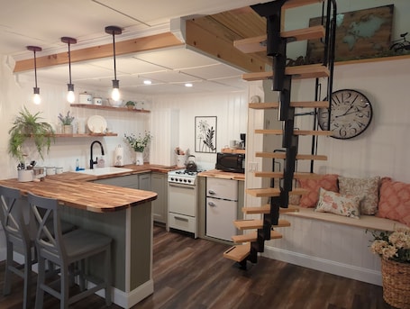 Fridge, microwave, oven, stovetop. ⭐️Wildflower Country Cottage