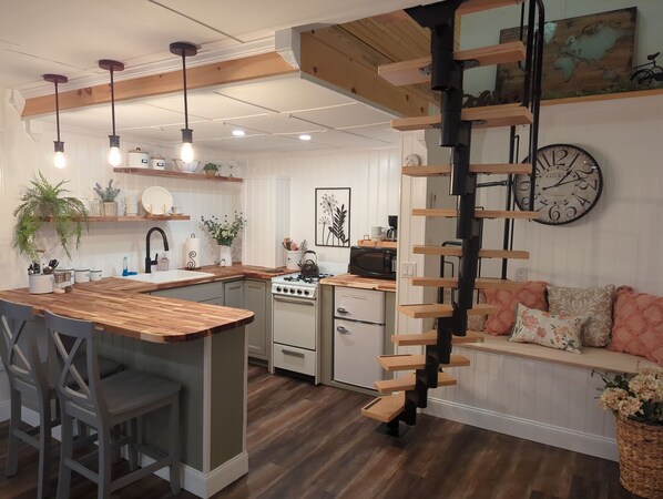 Kjøleskap, mikrobølgeovn, ovn og kokeplater