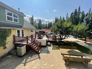 Outdoor dining - VACATION RENTAL- SLEEPS UP TO 10 -GOLDEN BC (Blaeberry)