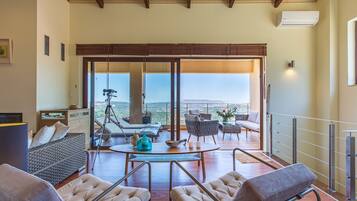 TV, caminetto, tavolo da calcetto, libri