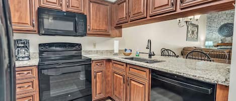 Frigorifero, microonde, forno, piano cottura