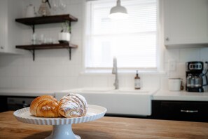 Private kitchen - The Modern Yellow Door Home with Beautiful Outdoor Spaces (Colorado Springs)