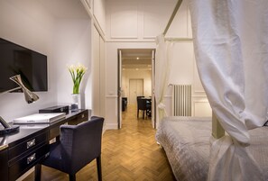 1 slaapkamer, een kluis op de kamer, een bureau