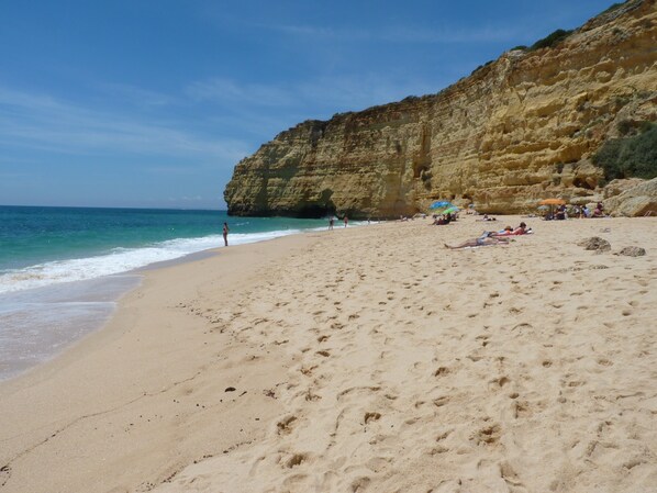 Ubicación cercana a la playa y toallas de playa