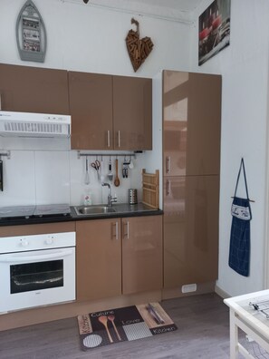 Réfrigérateur, four à micro-ondes, un four, surface de cuisson