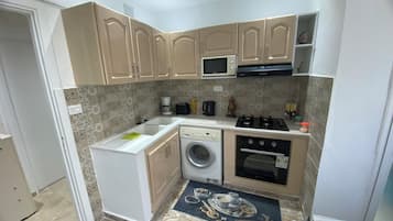 Frigorifero, microonde, forno, piano cottura