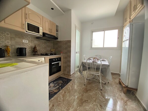 Fridge, microwave, oven, stovetop
