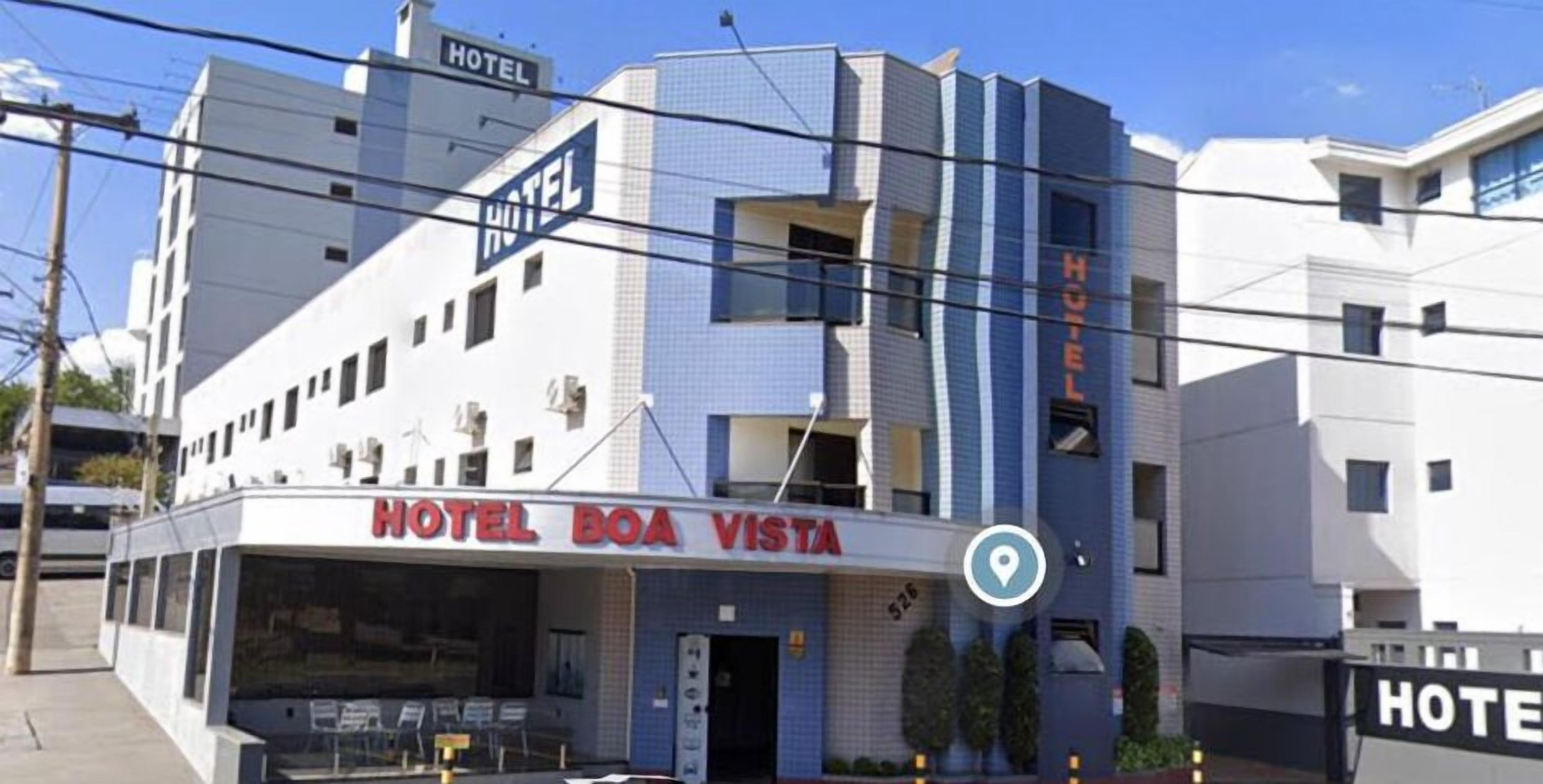 Un edificio de hotel de varios pisos con un letrero que dice "HOTEL BOA VISTA".