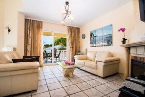 Smart-tv, een dvd-speler, boeken en een stereo