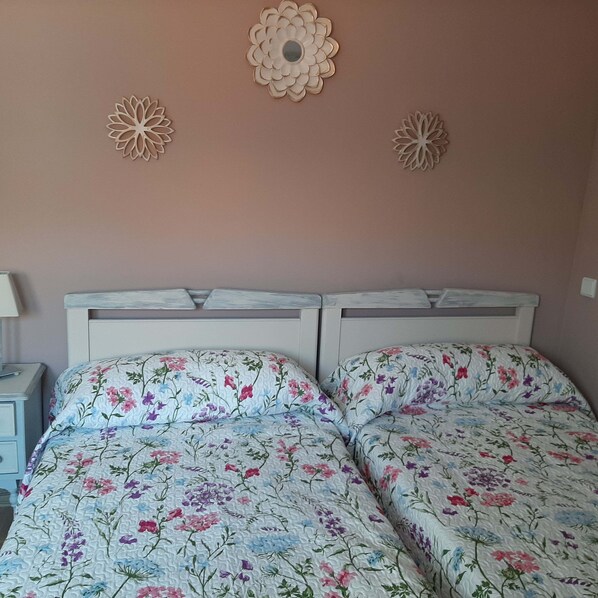 2 quartos, escrivaninha, ferros/tábuas de passar roupa, berço de viagem