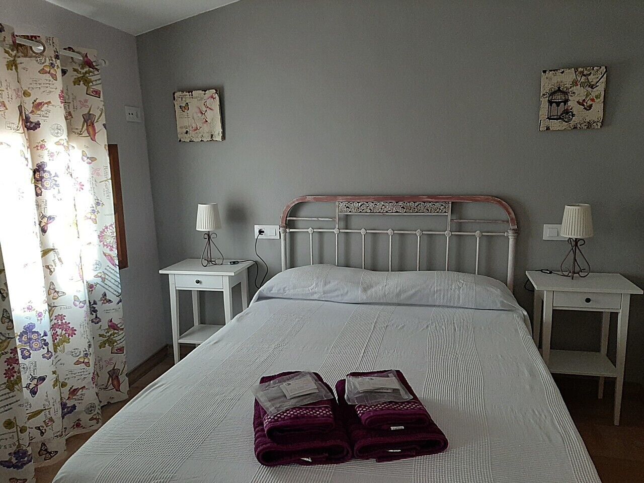 2 chambres, bureau, fer et planche à repasser, lit parapluie