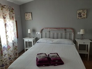 2 quartos, escrivaninha, ferros/tábuas de passar roupa, berço de viagem