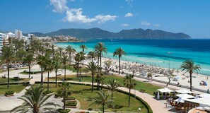 On the beach - STUNNING MODERN APARTMENT ON FRONT ROW OF THE BEACH. Wi-Fi  & PRIVATE PARKING  (Sant Llorenç des Cardassar)