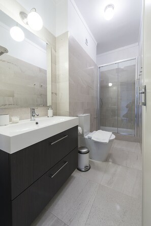 Combined shower/bathtub, hair dryer, bidet, towels - Beautiful view near Stadium of Light (Lisboa)