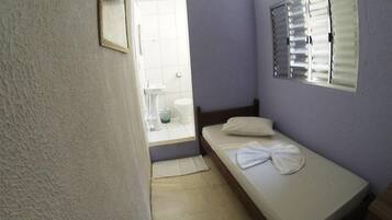 Quarto solteiro (Com breakfast Com Ar) | Escrivaninha, Wi-Fi de cortesia