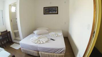Triple Room (Com breakfast Com Ar) | Desk, free WiFi