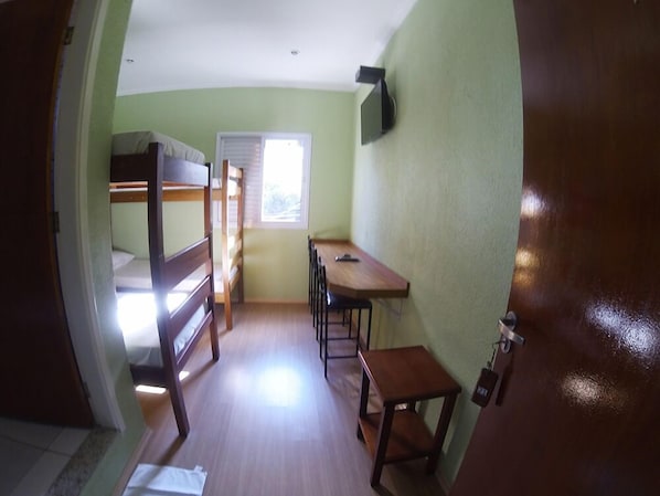 Habitació quàdruple (Com breakfast Com Ar) | Escriptori i wifi gratuïta