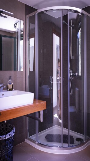 Combined shower/bathtub, hair dryer, towels, soap