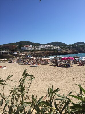 Beach nearby, sun loungers, beach towels