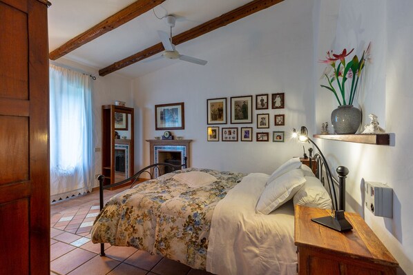 2 bedrooms, desk, iron/ironing board, travel cot