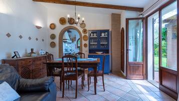 Fernseher, Kamin, Videospiele, Bücher