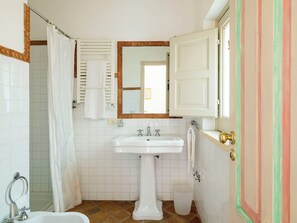 Bathtub, hair dryer, bidet, towels - Countryside villa with pool and outdoor kitchen (Brucoli)