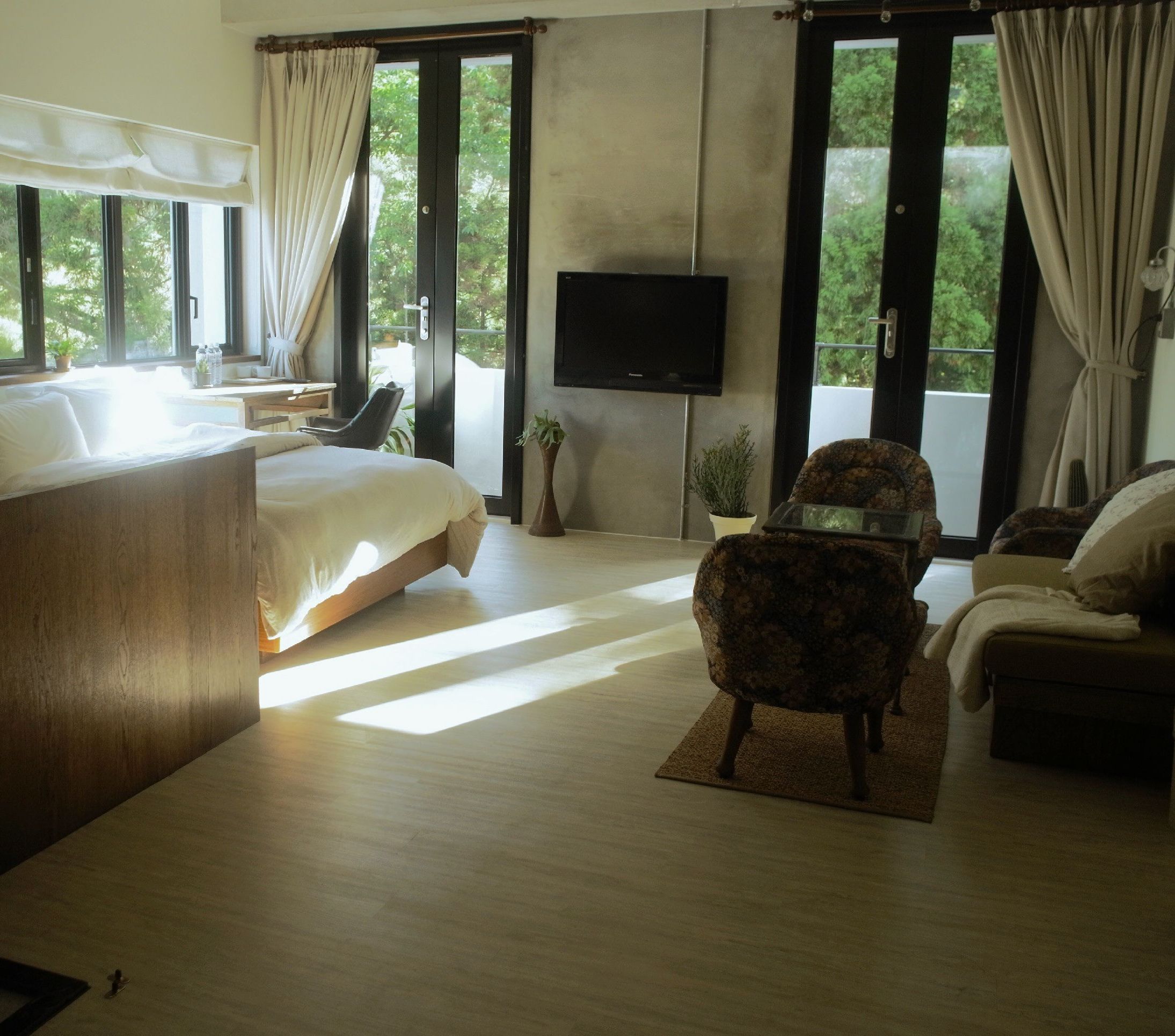 Deluxe Triple Room, Balcony, Mountain View (Room Nov.) | Individually decorated, individually furnished, desk, blackout curtains