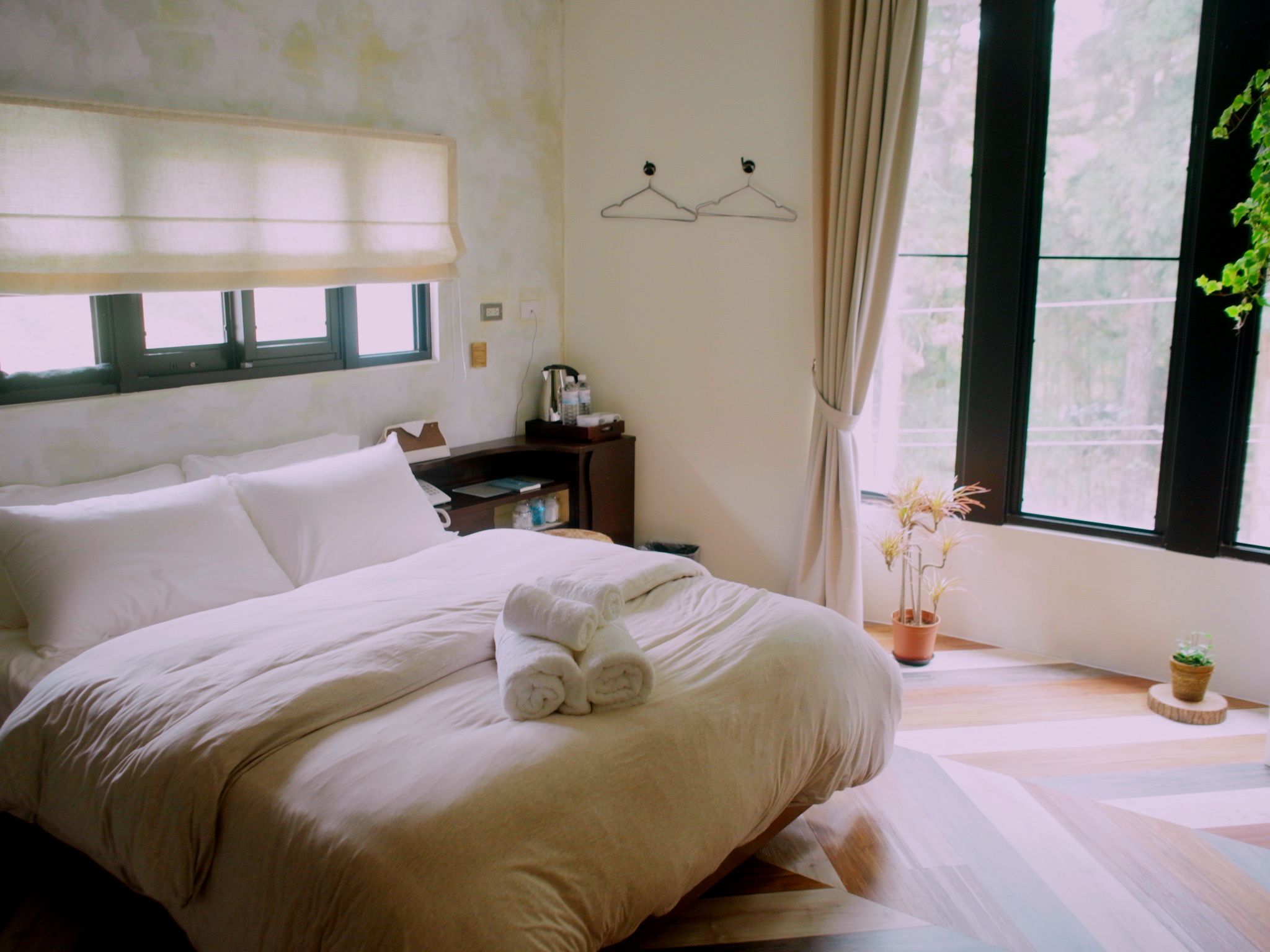 Comfort Double Room, Bathtub, Mountain View (Room Jul.2) | Individually decorated, individually furnished, desk, blackout curtains